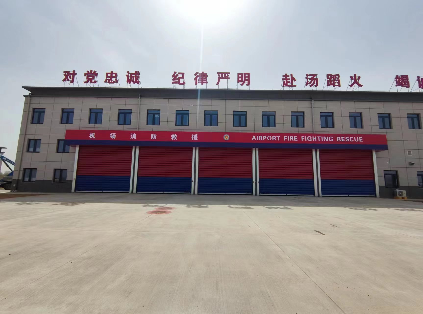 機(jī)場(chǎng)消防車(chē)庫(kù)門(mén).jpg